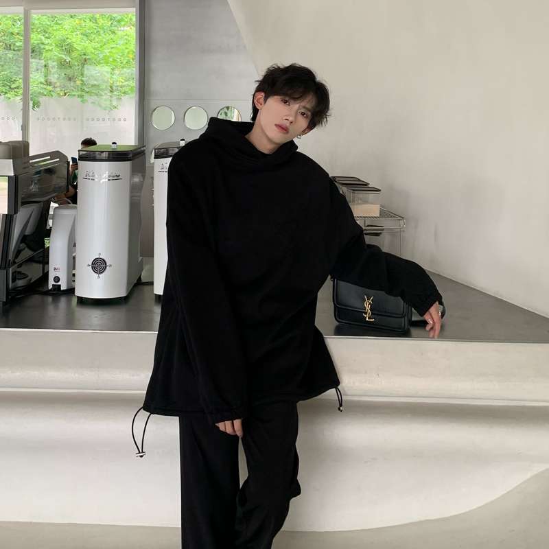 黒コーデ オーバーサイズ ブラックフーディー