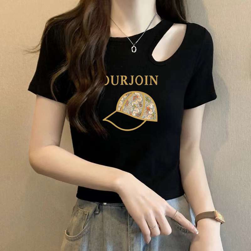 黒コーデ カットアウトデザイン ロゴプリントTシャツ