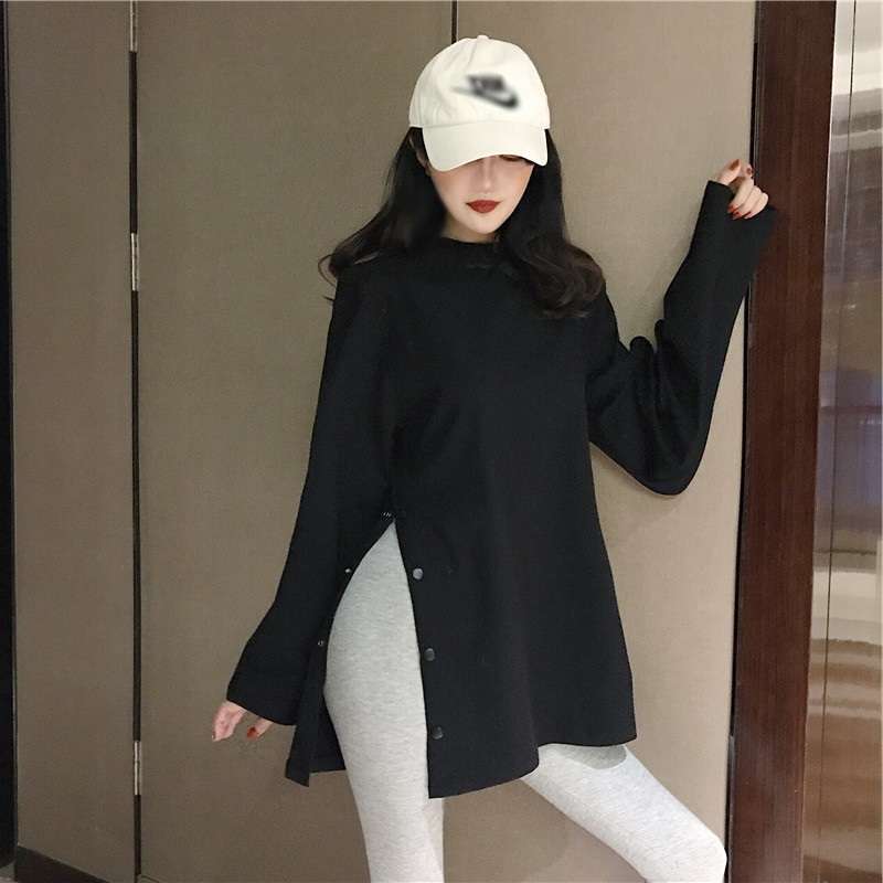 黒コーデ サイドスリット入りオーバーサイズロングTシャツ