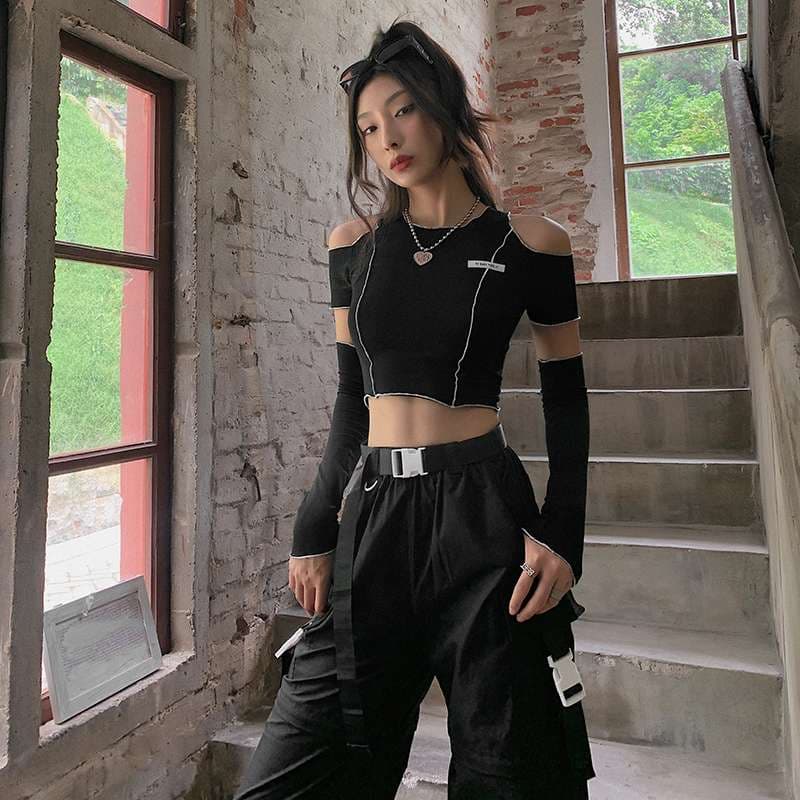 黒コーデ オフショルダーアシンメトリークロップドTシャツ