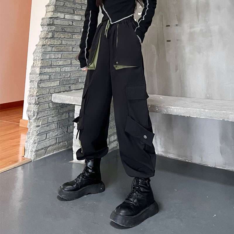 黒コーデ マルチポケットカーゴパンツ ストリートゴシック