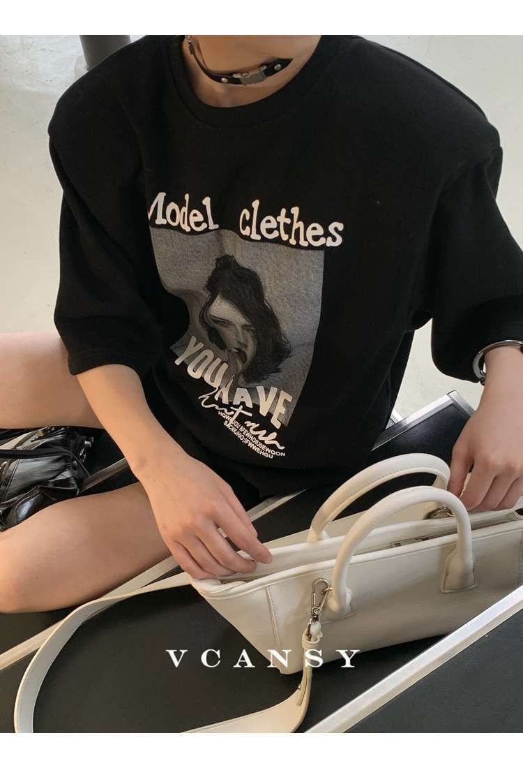 黒コーデ モデルフェイスプリント オーバーサイズTシャツ