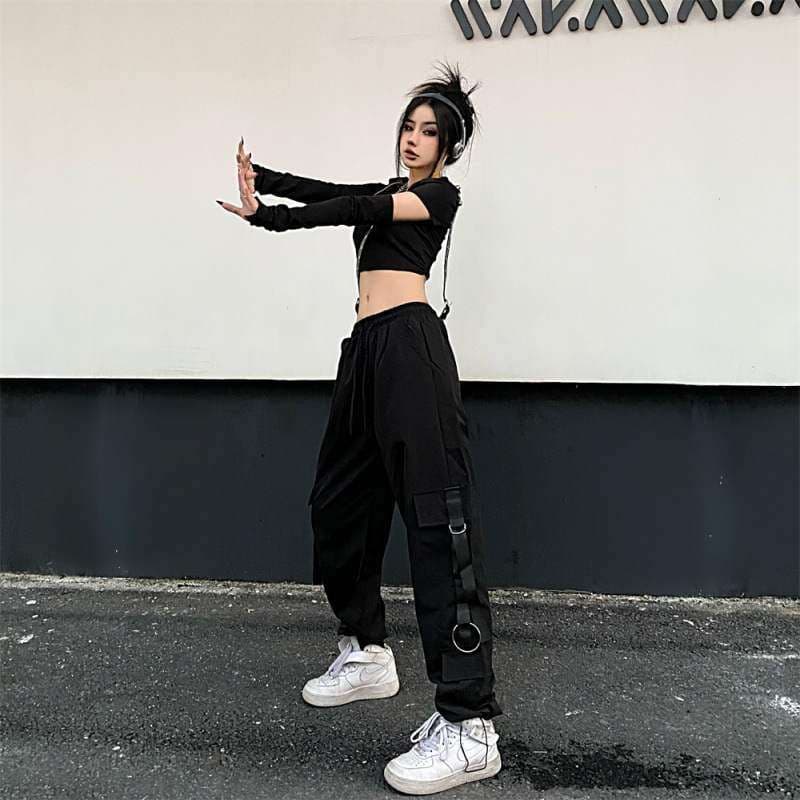 黒コーデ ストリート系カーゴパンツ