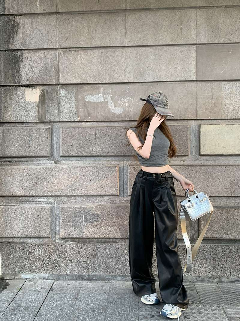 黒コーデ ワイドシルエットサテンカーゴパンツ