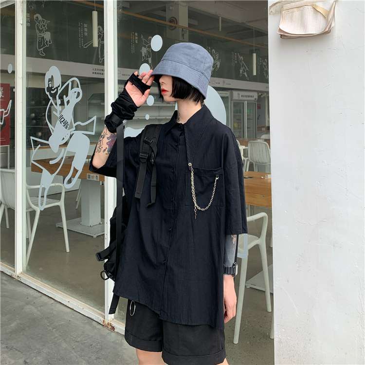 黒コーデ ゴシックチェーン付きオーバーサイズシャツ