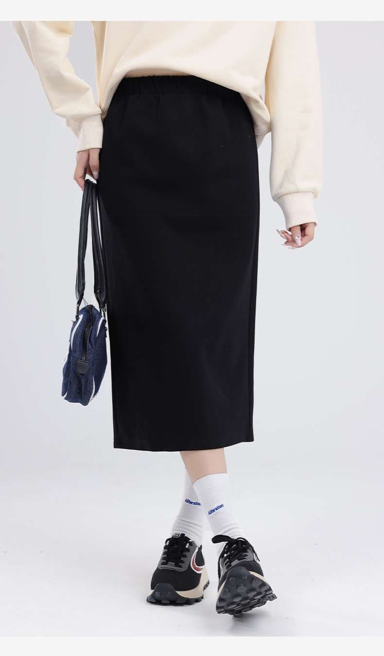 黒コーデ ミディ丈ストレッチペンシルスカート