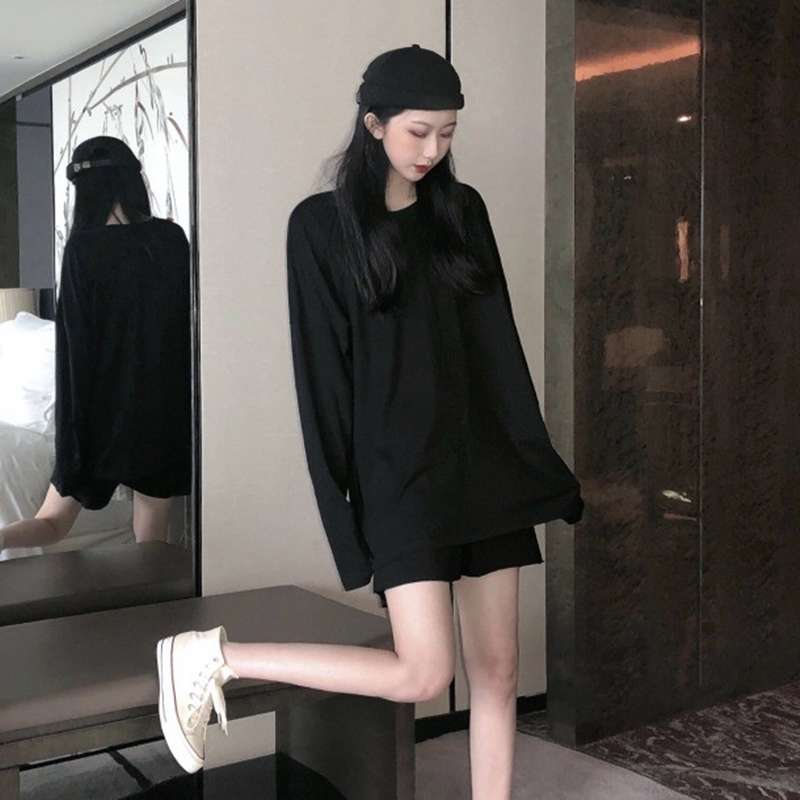 黒コーデ オーバーサイズ 薄手長袖カットソー