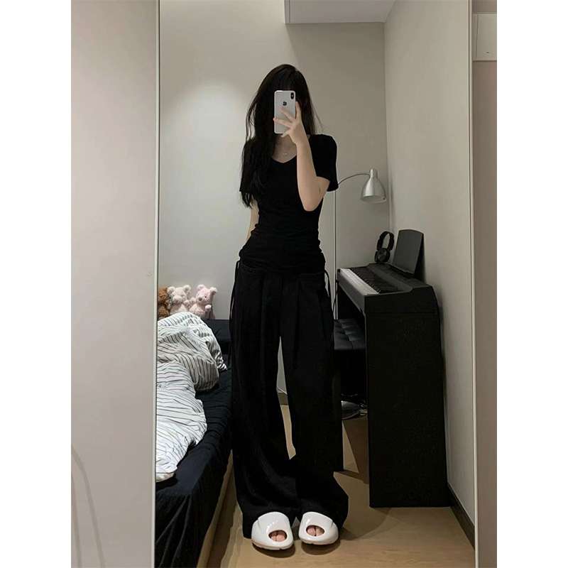 黒コーデ シンプル黒Tシャツ ストレッチ素材 着回し抜群