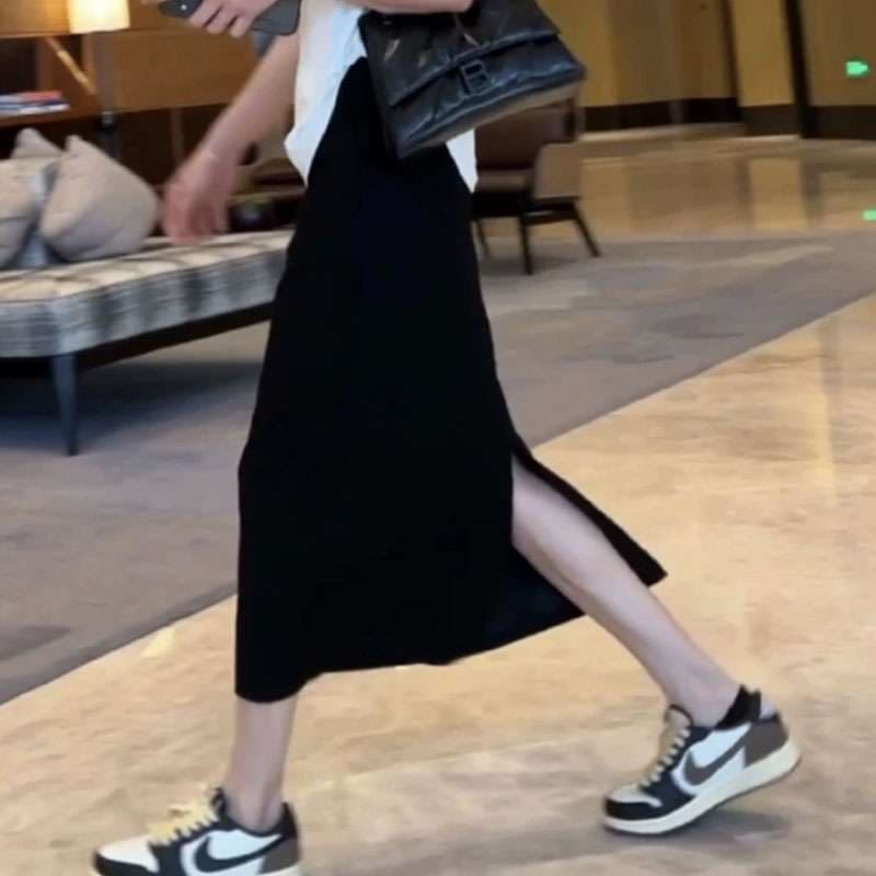 黒コーデ サイドスリットロングスカート