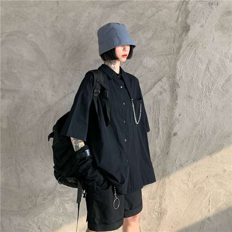 黒コーデ ゴシックチェーン付きオーバーサイズシャツ