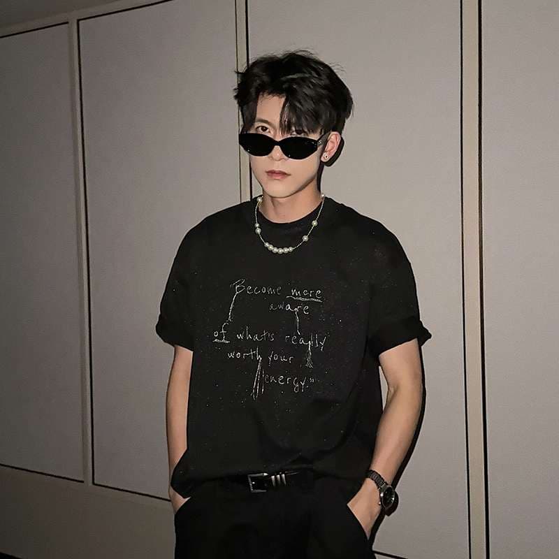 黒コーデ スタイリッシュブラックスキニーパンツ