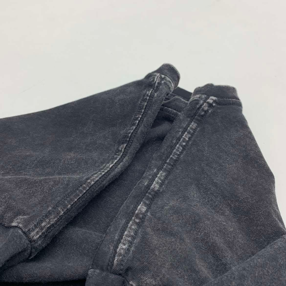 黒コーデ ヴィンテージウォッシュ加工ブラックTシャツ
