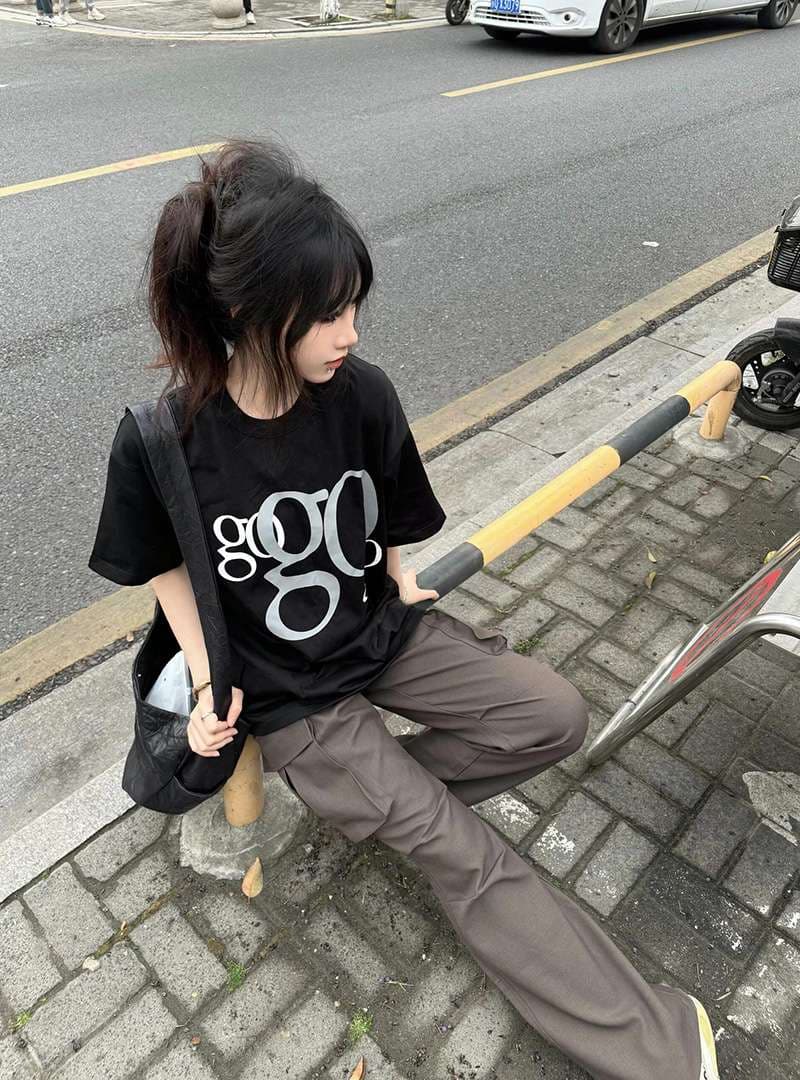 黒コーデ モノトーンロゴTシャツ "ggg"