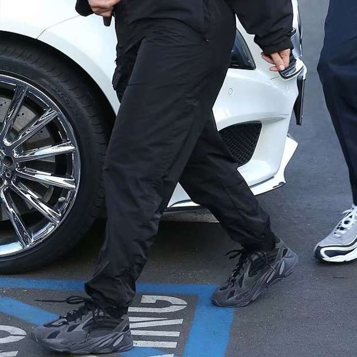 黒コーデ ゆったりシルエットバルーンカーゴパンツ