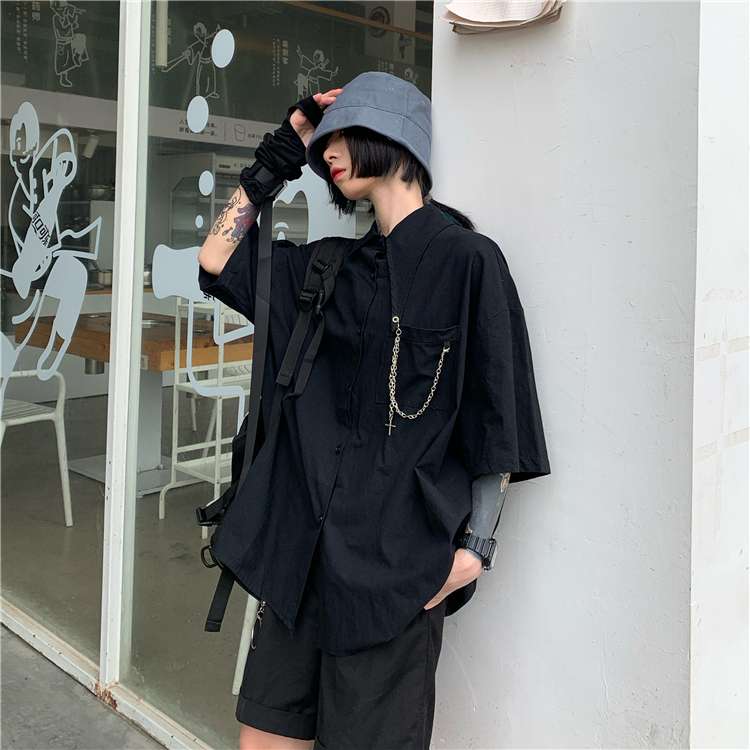 黒コーデ ゴシックチェーン付きオーバーサイズシャツ