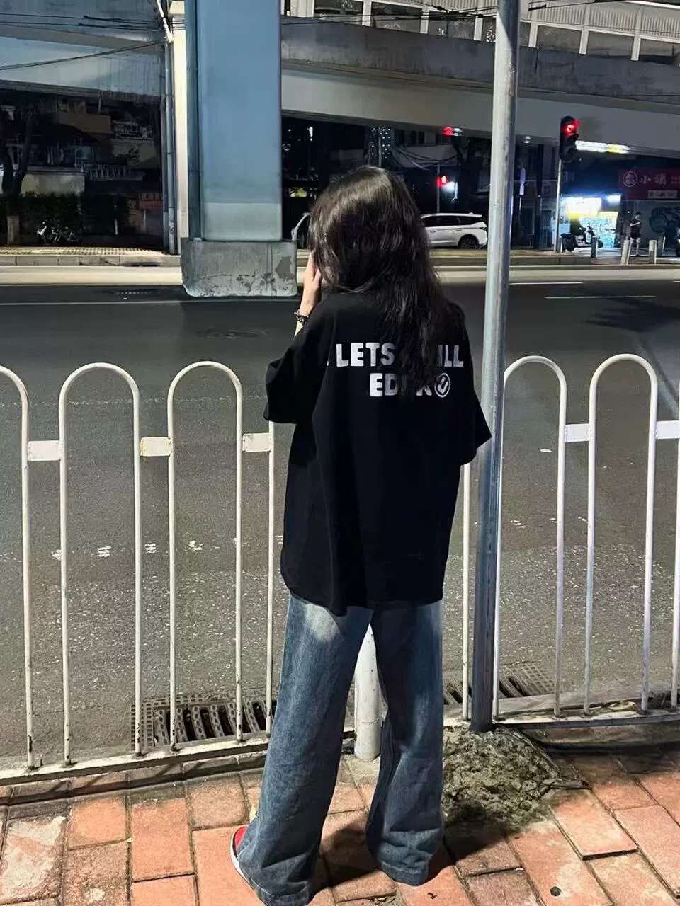 黒コーデ レッツキルエモ ストリートTシャツ