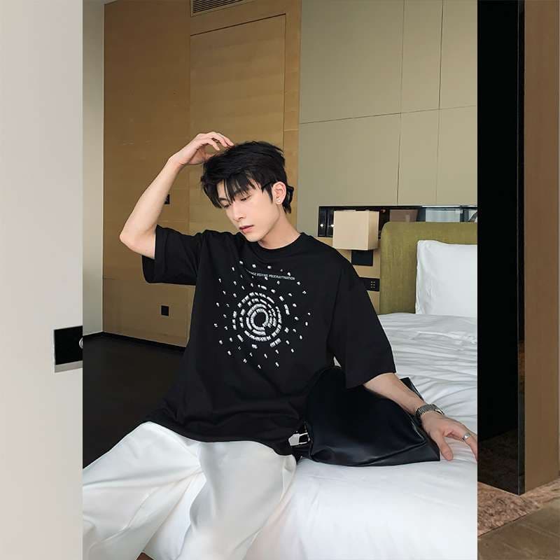 黒コーデ スタイリッシュサークルプリントTシャツ