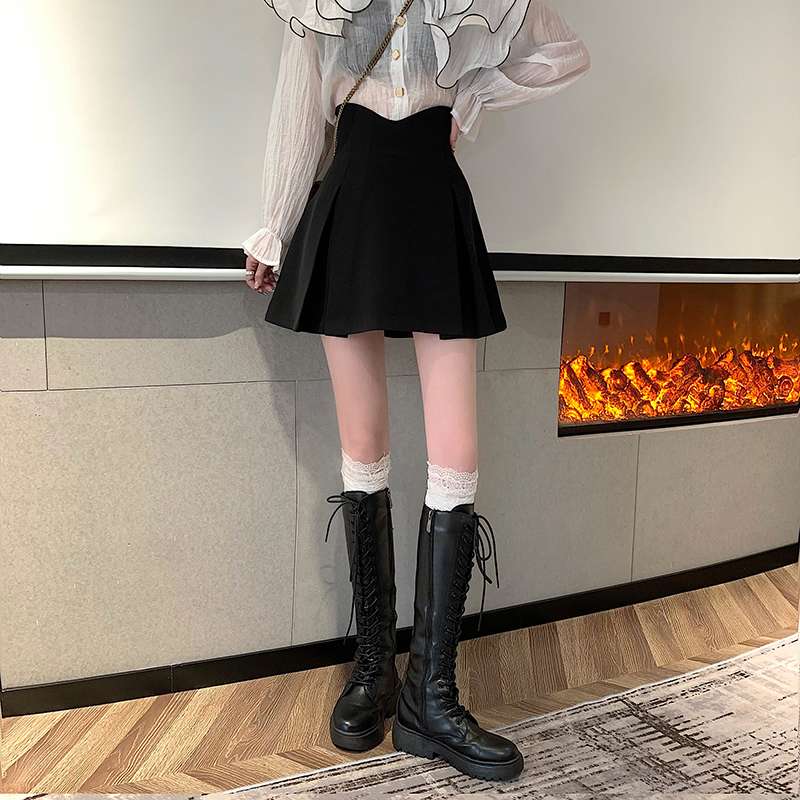 黒コーデ フレアブラックミニスカート