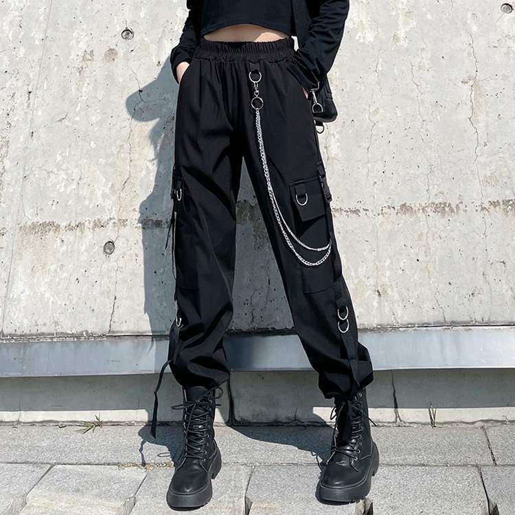 黒コーデ チェーン付きカーゴパンツ