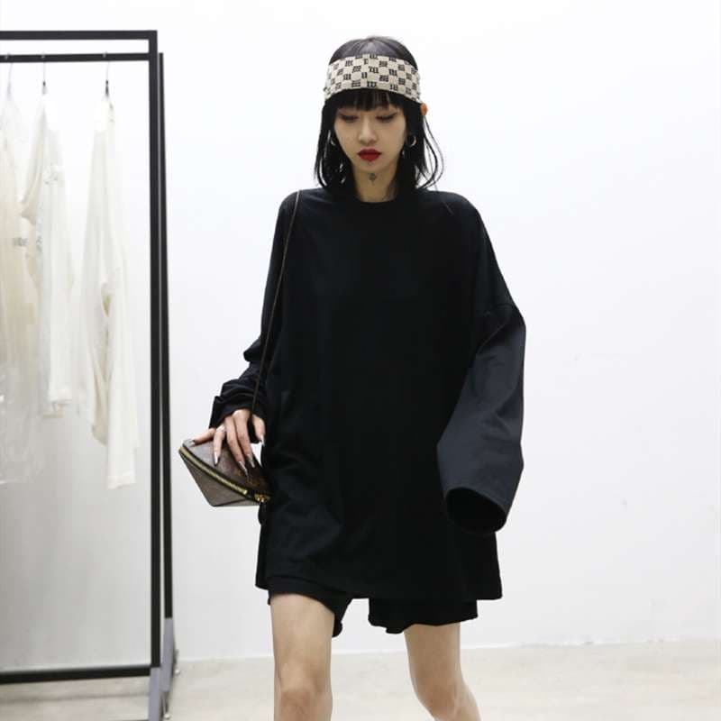 黒コーデ オーバーサイズロングスリーブカットソー