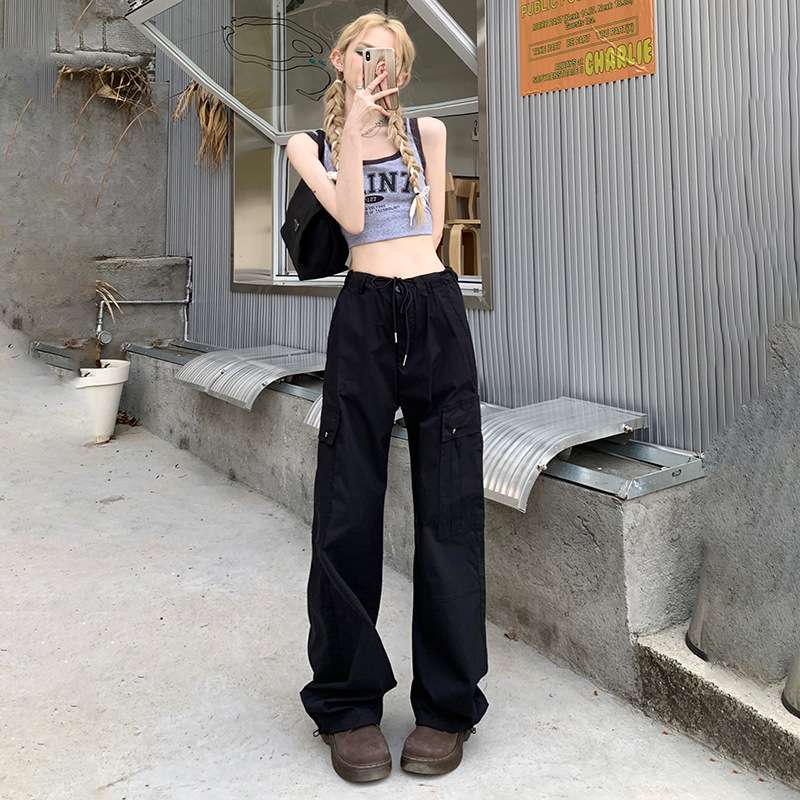 黒コーデ ワイドシルエットカーゴパンツ