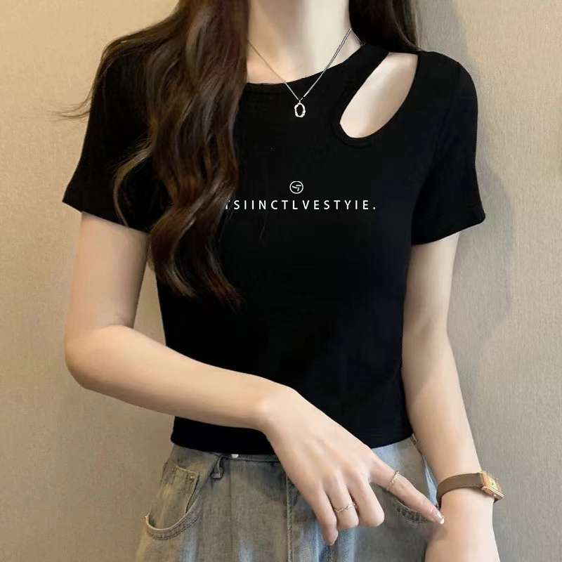 黒コーデ カットアウトデザイン ロゴプリントTシャツ
