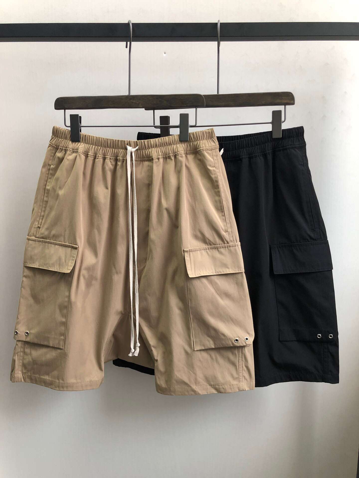 黒コーデ ゆったりカーゴハーフパンツ