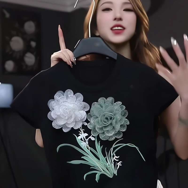 黒コーデ フラワーモチーフ刺繍ブラックTシャツ