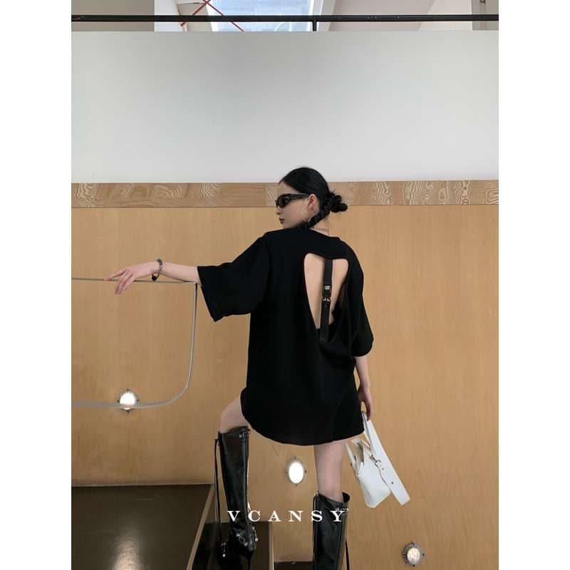 黒コーデ モデルフェイスプリント オーバーサイズTシャツ