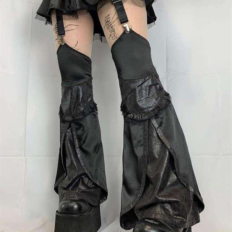 黒コーデ ゴシックフリルレザーフレアパンツ