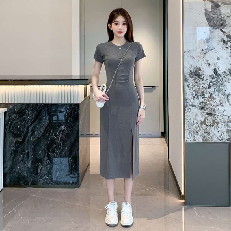 黒コーデ スリット入りスリムワンピース