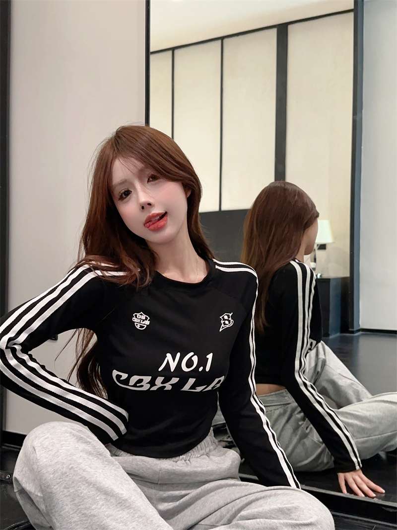 黒コーデ スポーティーストライプ クロップドロングTシャツ