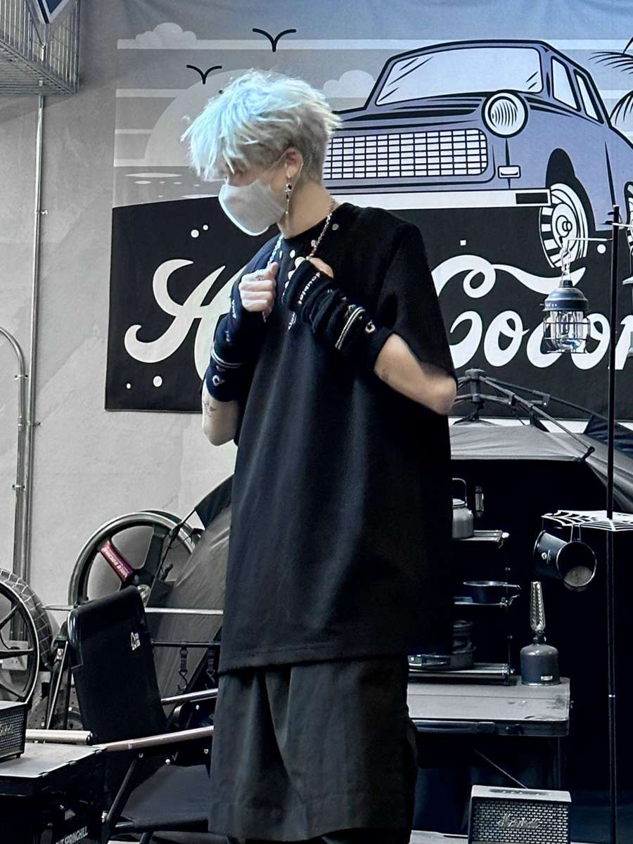 黒コーデ ストリートモードオーバーサイズTシャツ