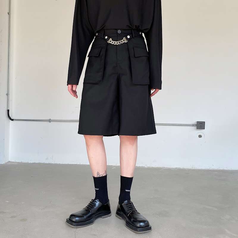黒コーデ チェーンベルト付きカーゴハーフパンツ