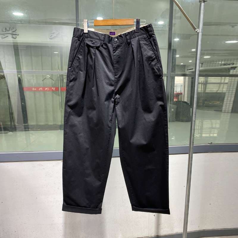 黒コーデ ゆったりシルエットのテーパードスラックス