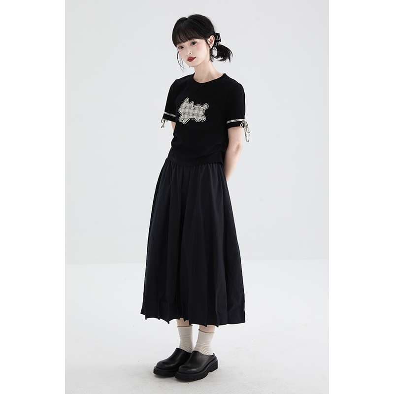 黒コーデ ロングプリーツスカート