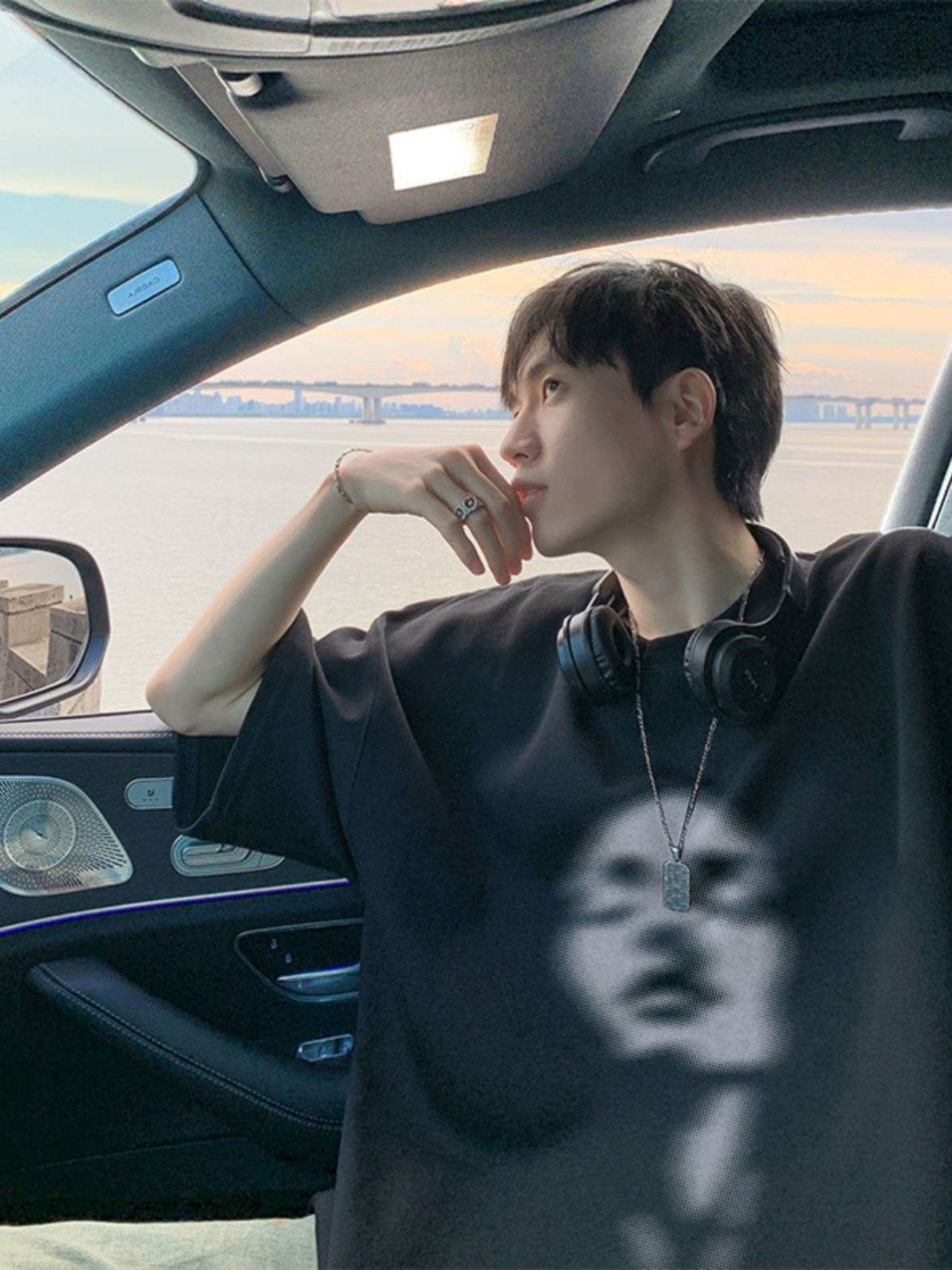 黒コーデ モノクロフェイスプリント オーバーサイズTシャツ