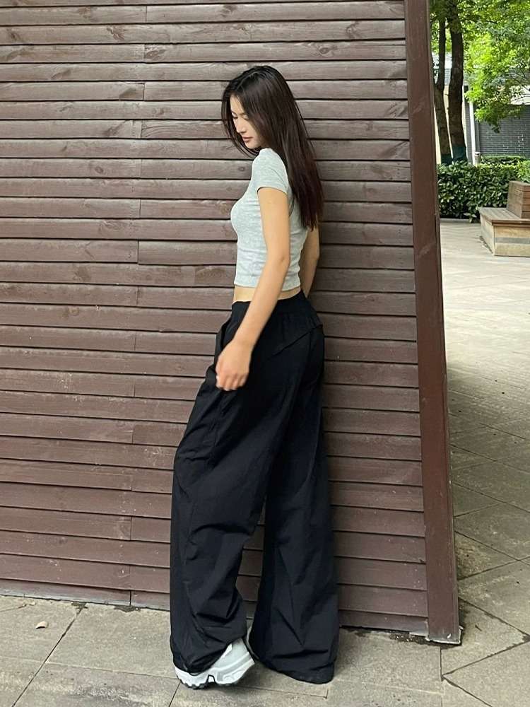 黒コーデ ワイドシルエットカーゴパンツ