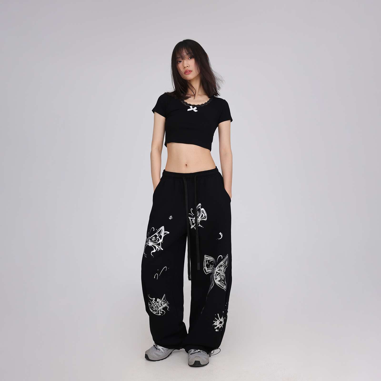 黒コーデ 幻想的バタフライ柄ワイドパンツ